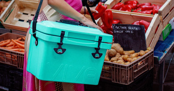 Lady shopping with her cooler Cubix Viva Cooler